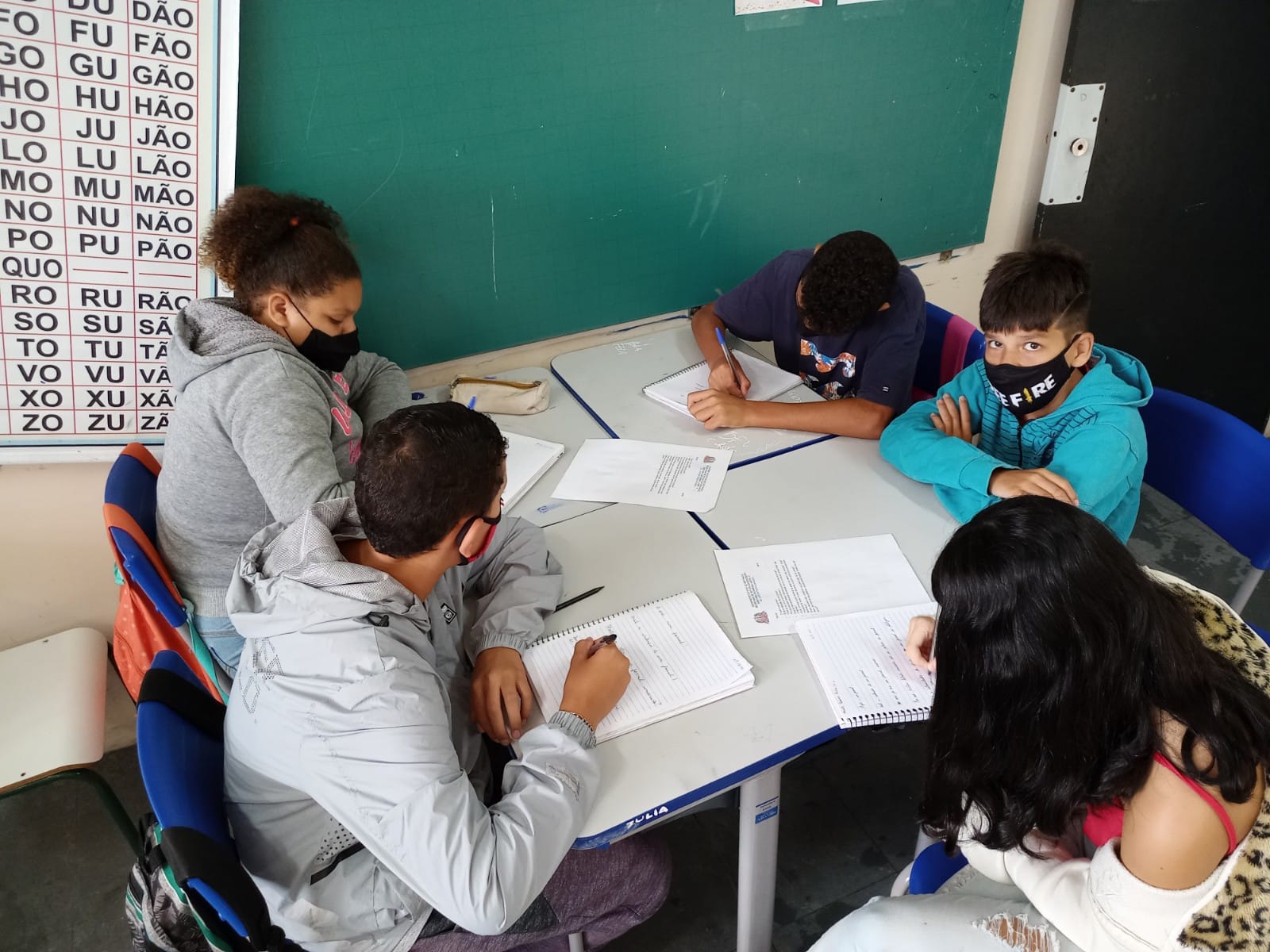 A generic square placeholder image with rounded corners in a figure.